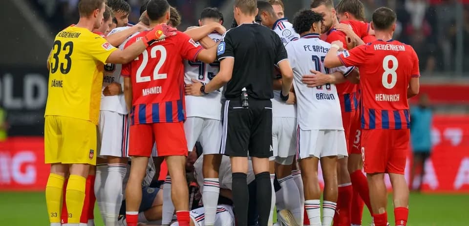 Jugadores de ambos equipos en discusión durante el partido