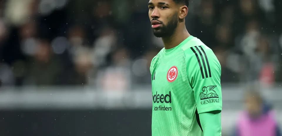 Portero de Eintracht Frankfurt en acción