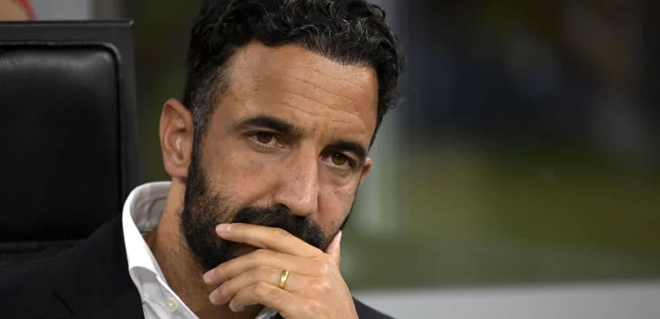 Entrenador pensativo en el banquillo del estadio