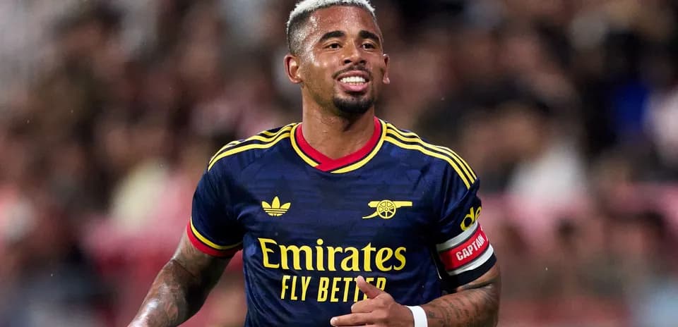 Jugador de Arsenal con camiseta azul durante el partido