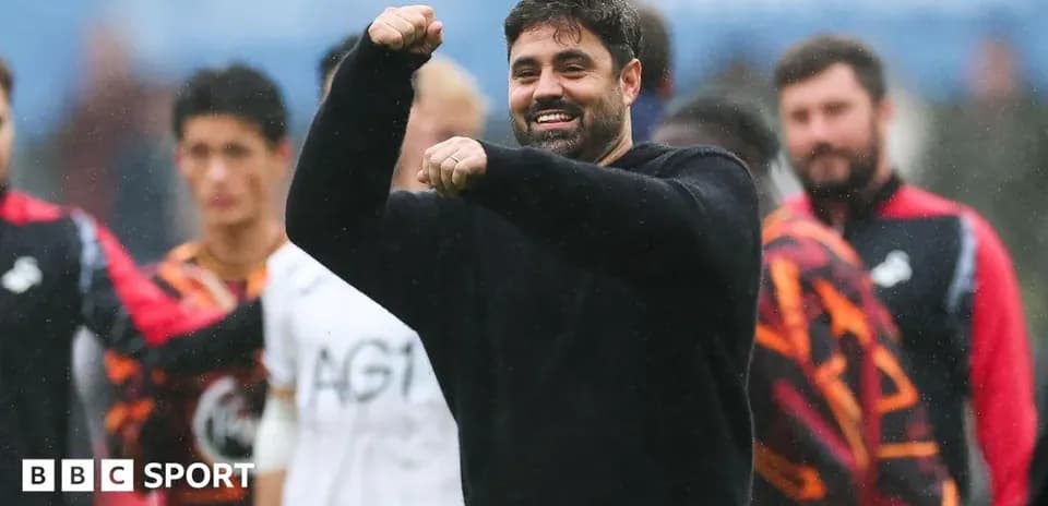 Entrenador celebrando con puños alzados en el campo