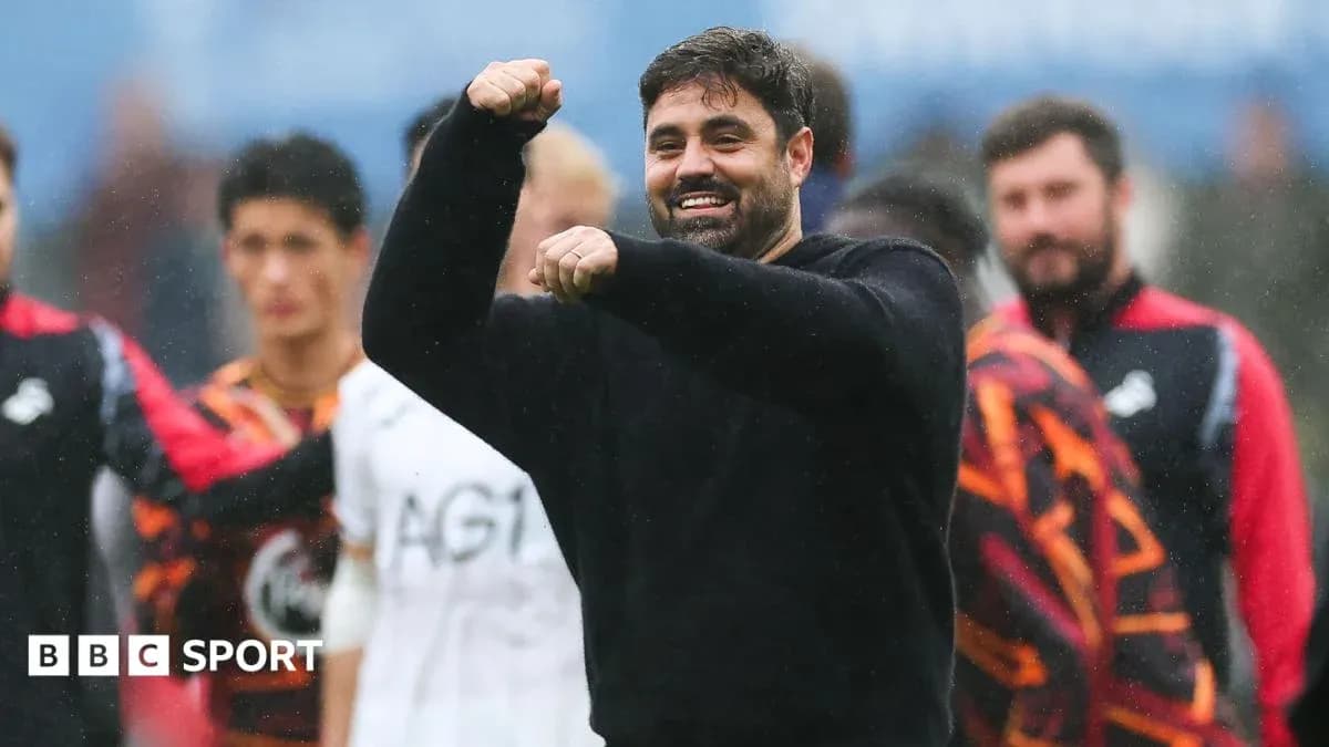Entrenador celebrando con puños alzados en el campo