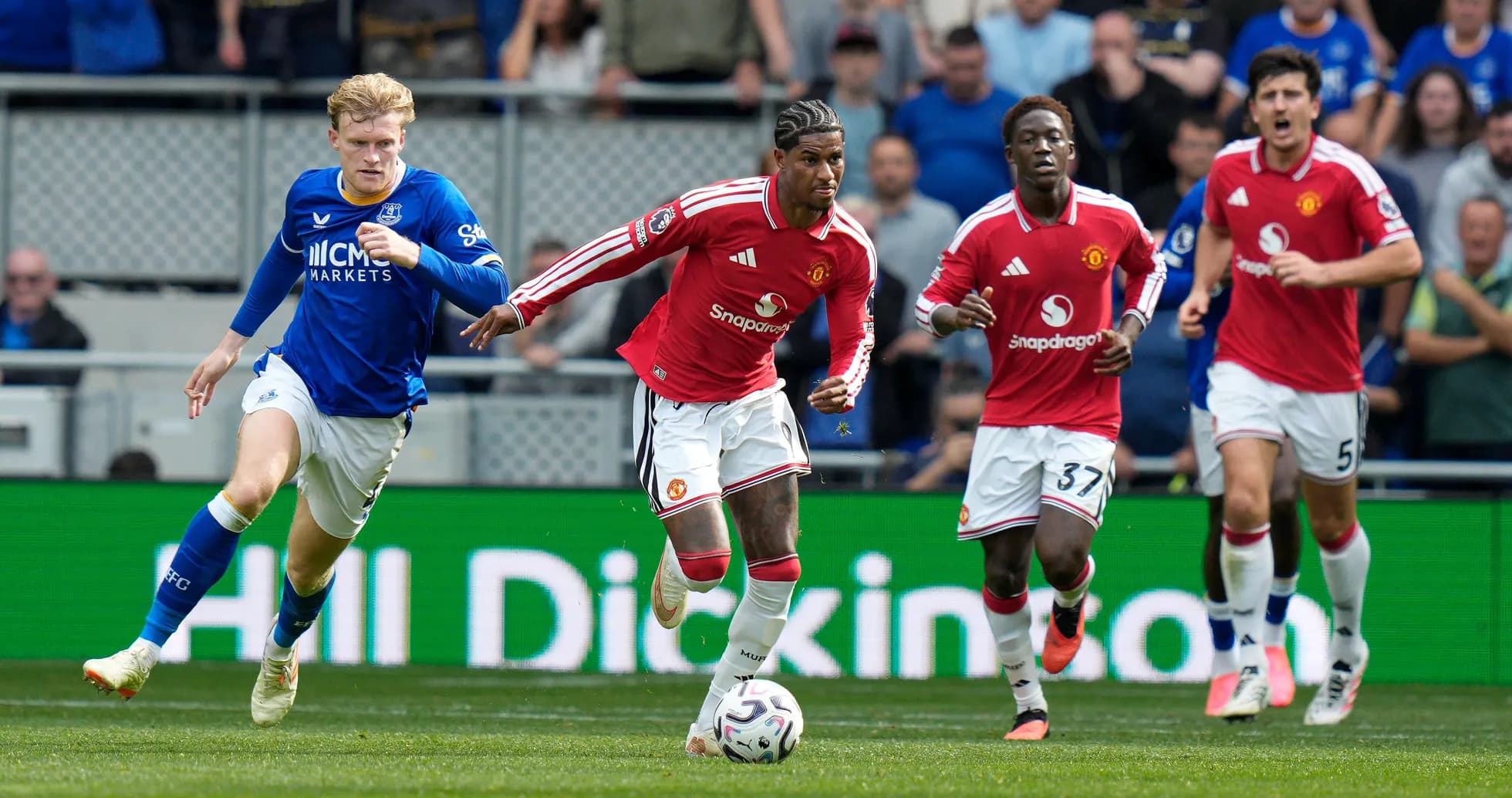 Jugador de Manchester United corriendo con el balón