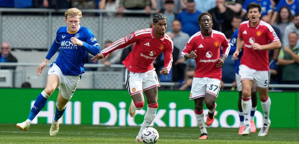 Jugador de Manchester United corriendo con el balón