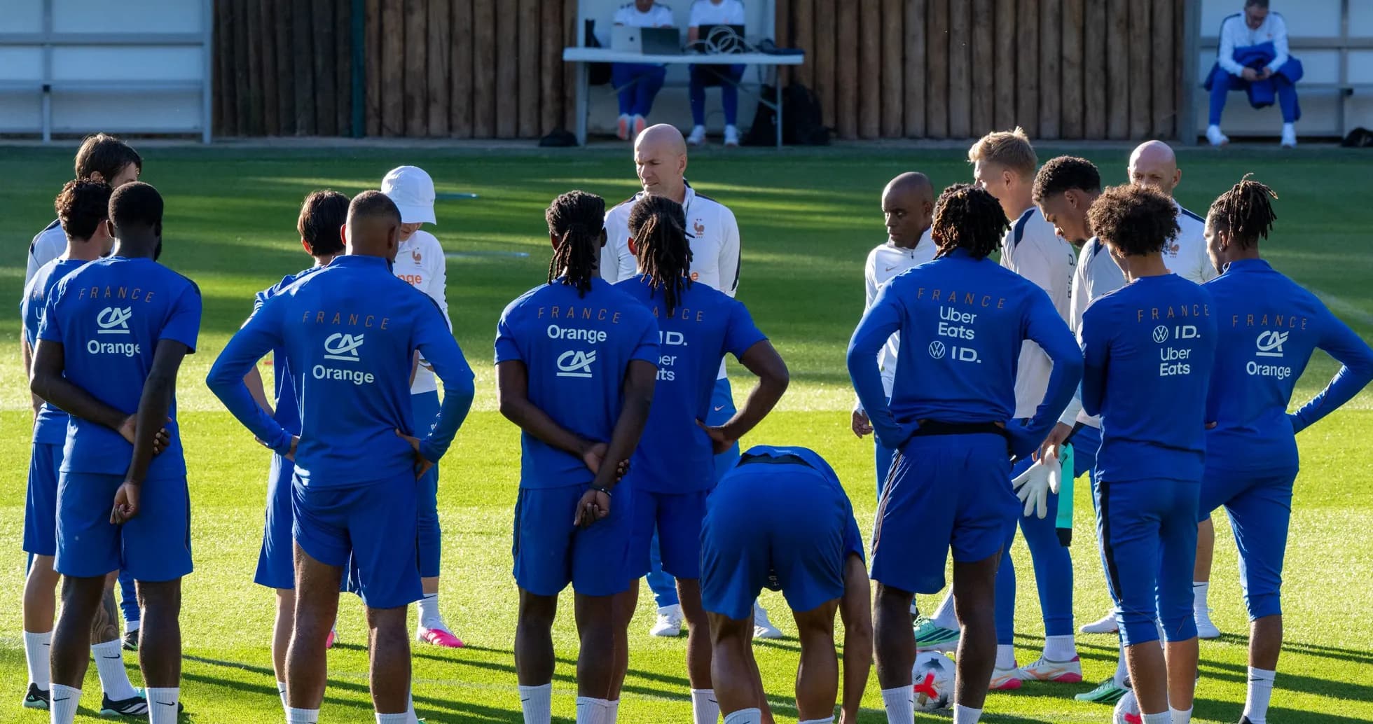 Entrenador hablando con jugadores del equipo de Francia