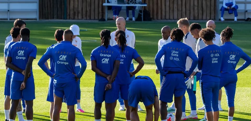 Entrenador hablando con jugadores del equipo de Francia