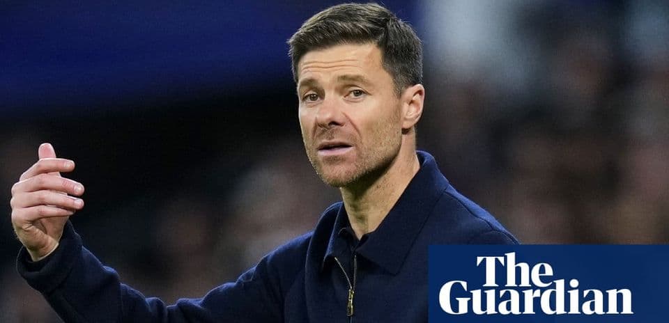 Entrenador gesticulando durante un partido de fútbol