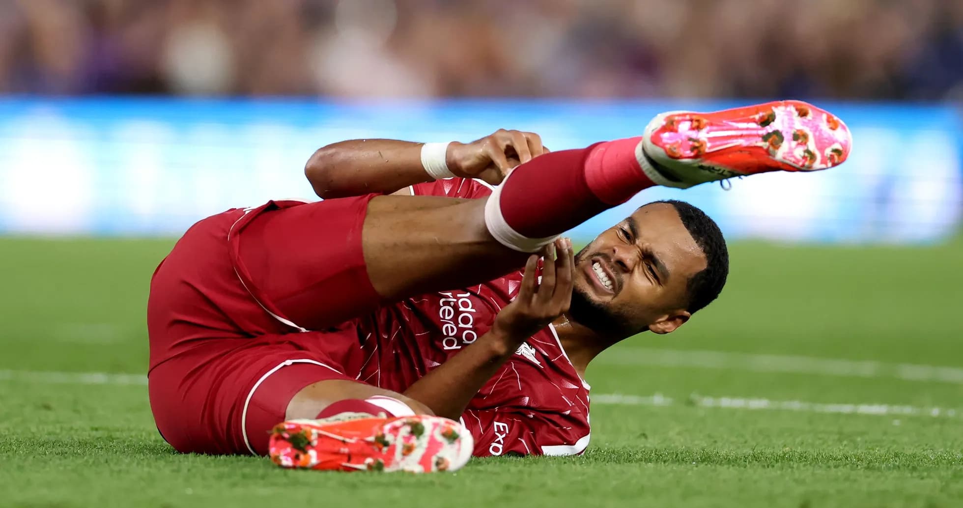 Jugador de Liverpool lesionado en el campo de juego