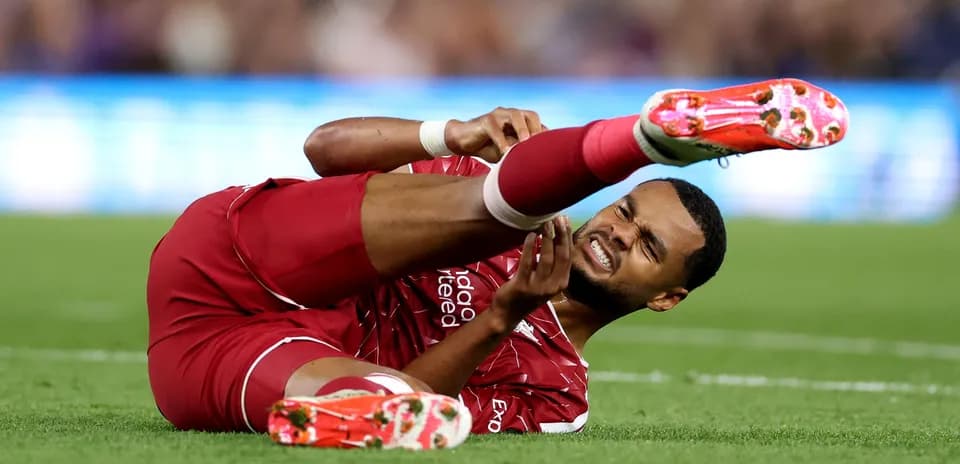Jugador de Liverpool lesionado en el campo de juego