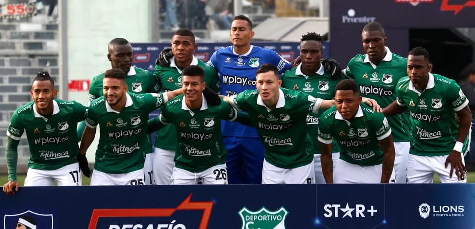 Jugadores de Deportivo Cali posando para la foto de equipo