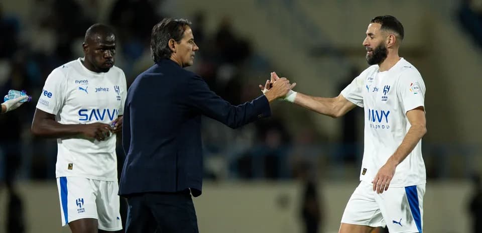 Entrenador saludando a jugador durante un partido