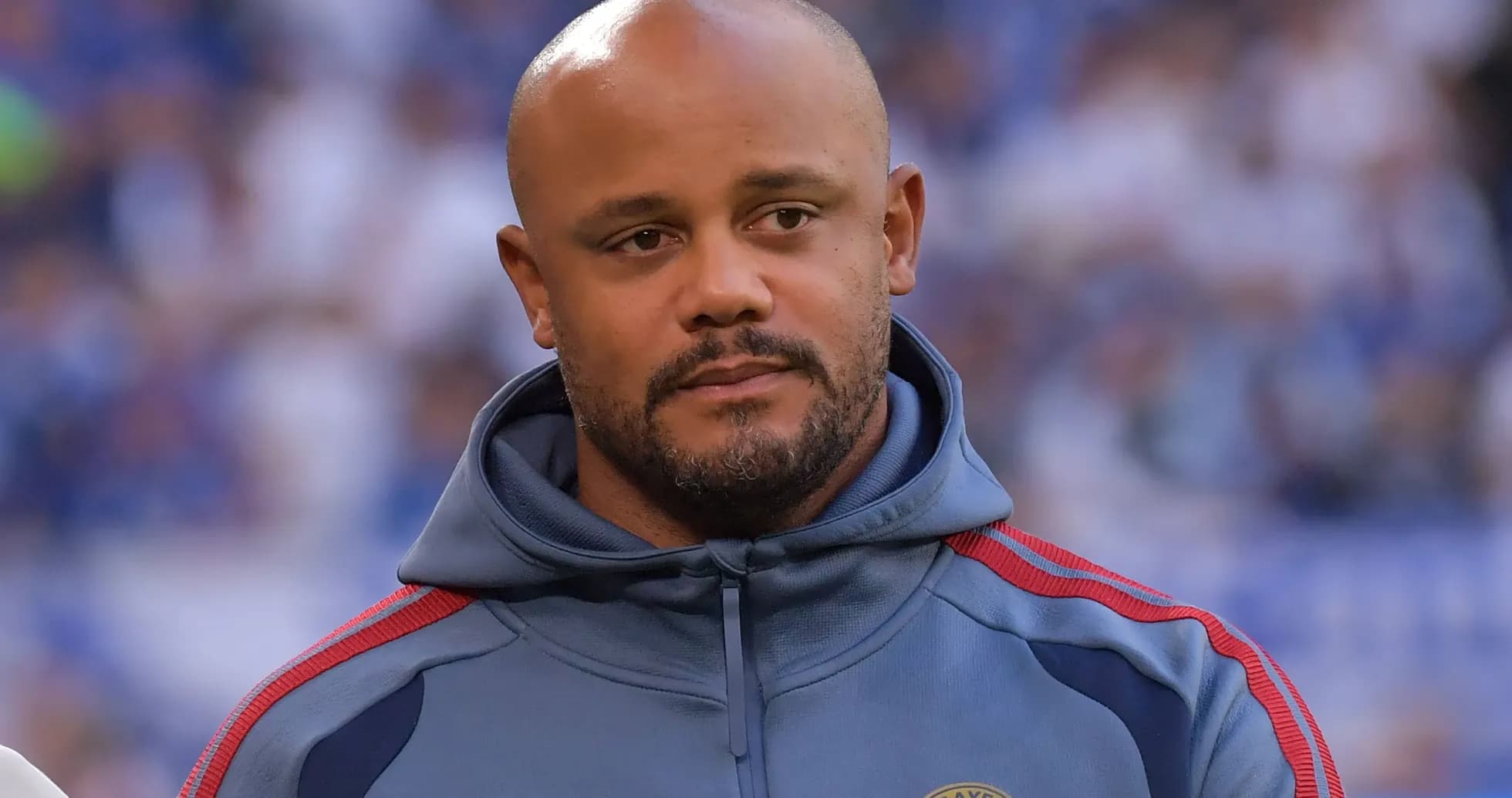 Entrenador de fútbol en el campo durante el partido