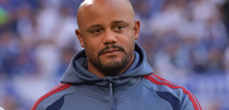 Entrenador de fútbol en el campo durante el partido