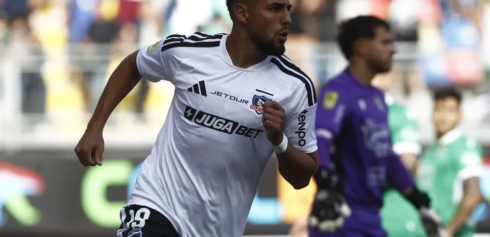 Jugador de Colo Colo celebrando un gol