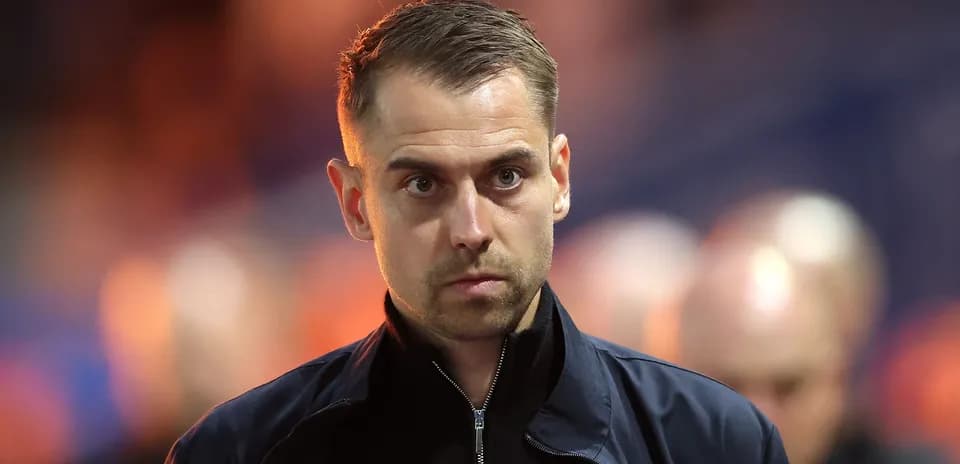 Entrenador mirando hacia la cámara en el estadio