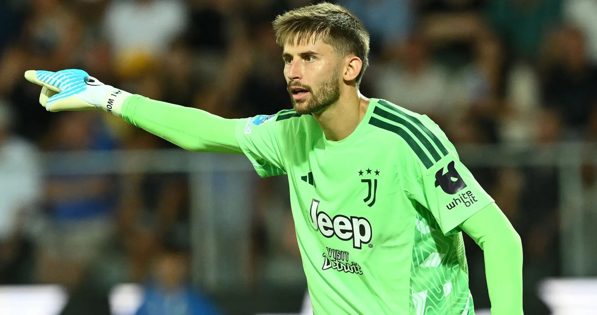 Portero de Juventus señalando durante el partido