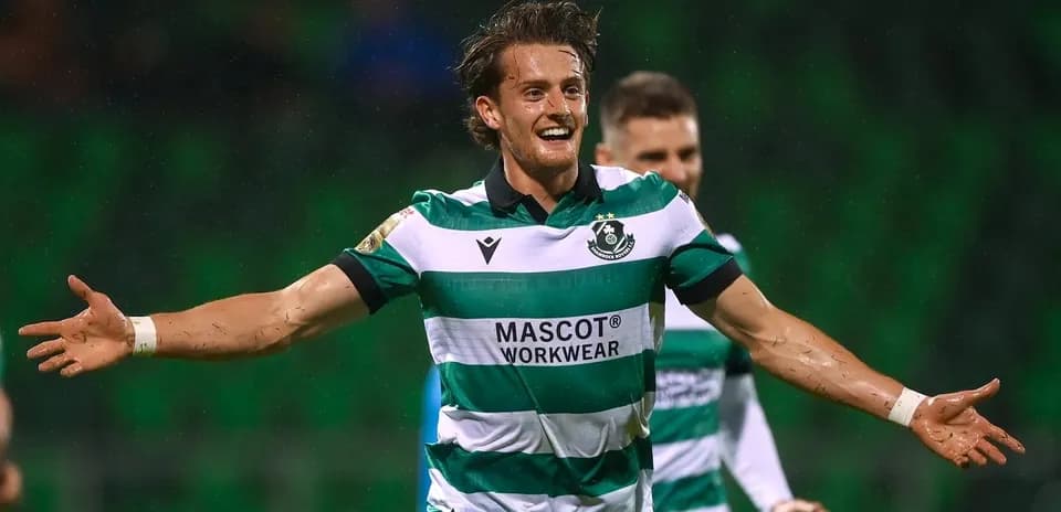 Jugador celebrando un gol con brazos extendidos
