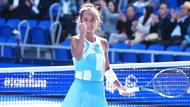 Jugadora de tenis celebrando en la cancha