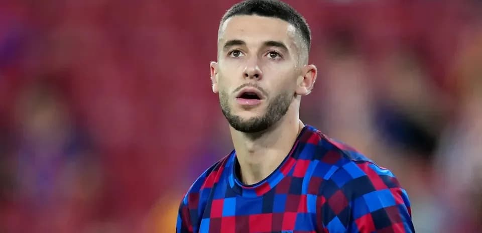 Jugador de Barça con uniforme de cuadros durante partido