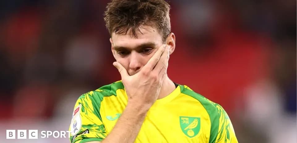 Jugador de Norwich City con camiseta amarilla preocupado