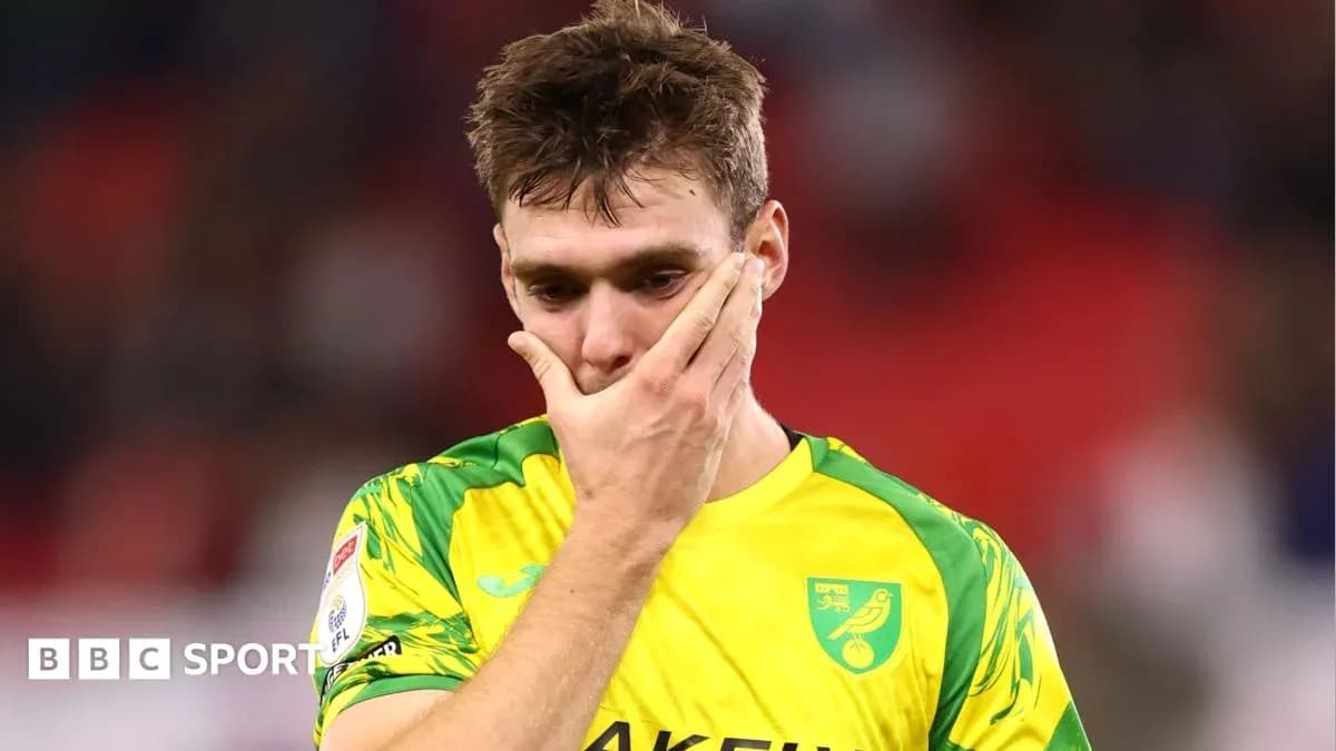 Jugador de Norwich City con camiseta amarilla preocupado