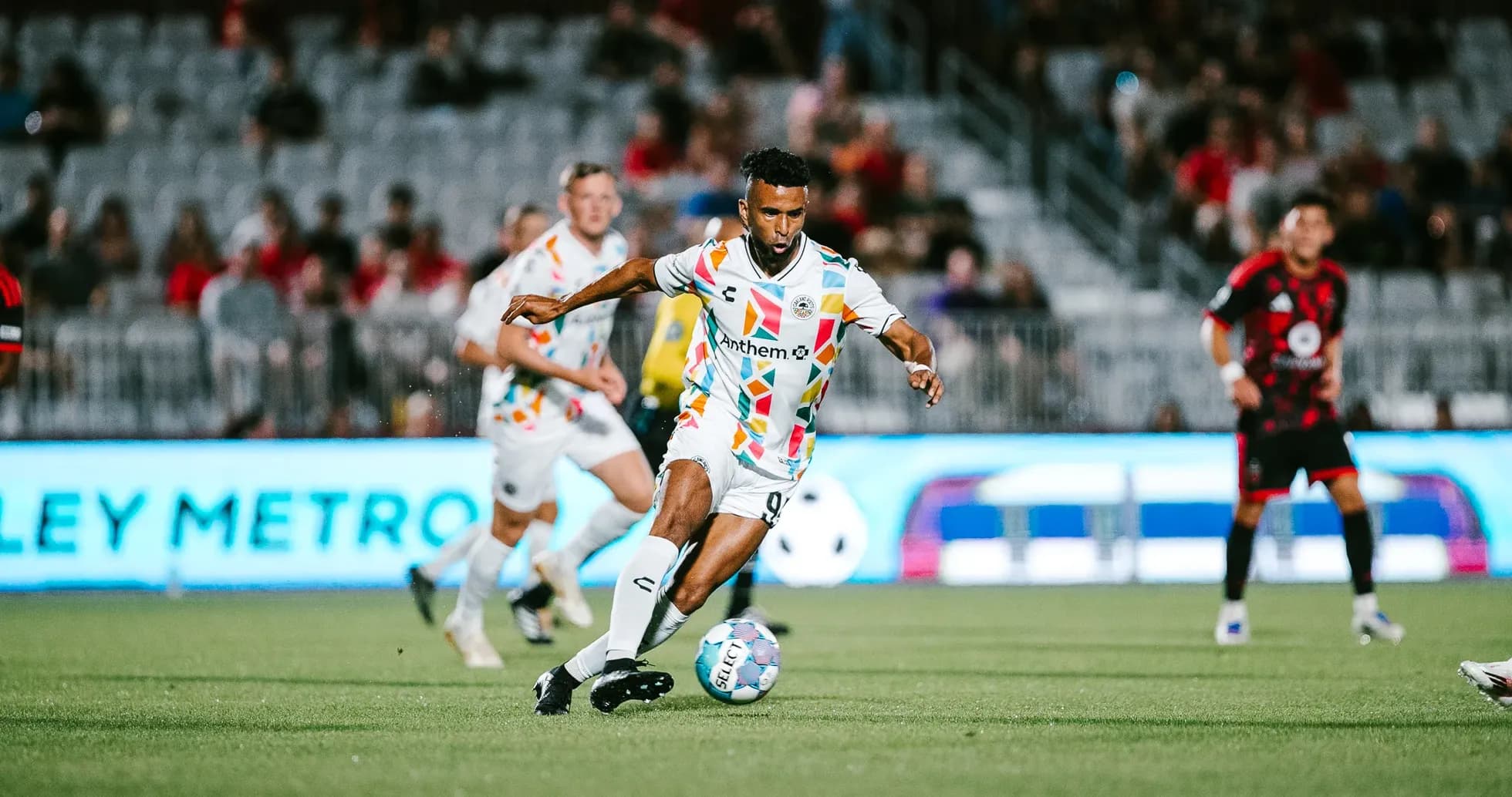 Jugador corriendo con el balón durante el partido