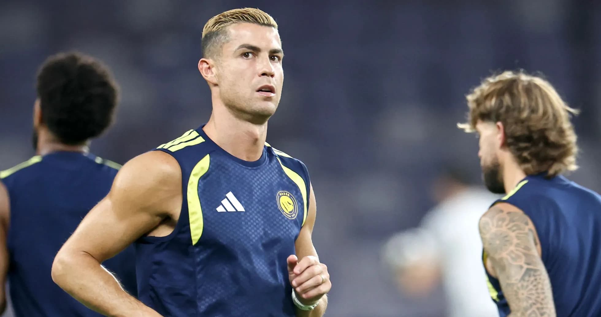 Cristiano Ronaldo entrenando con el equipo en el campo