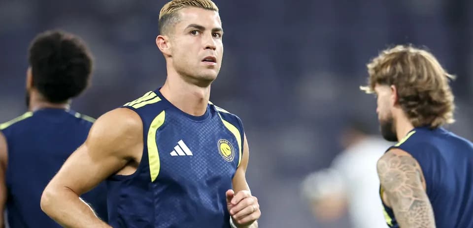 Cristiano Ronaldo entrenando con el equipo en el campo