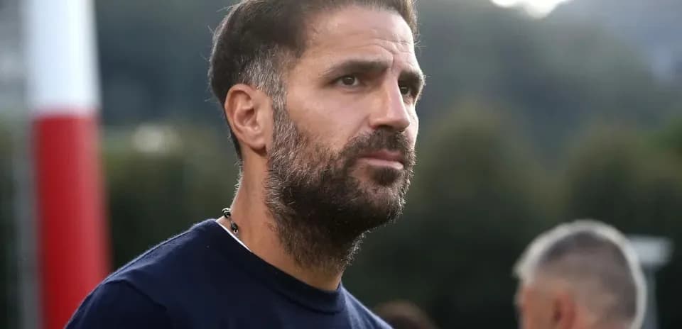 Hombre con barba observando en un campo de entrenamiento