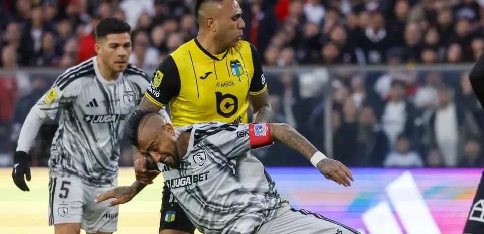 Jugadores de Colo Colo y O'Higgins en acción