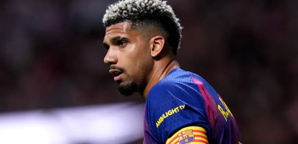 Jugador de Barcelona con camiseta y brazalete