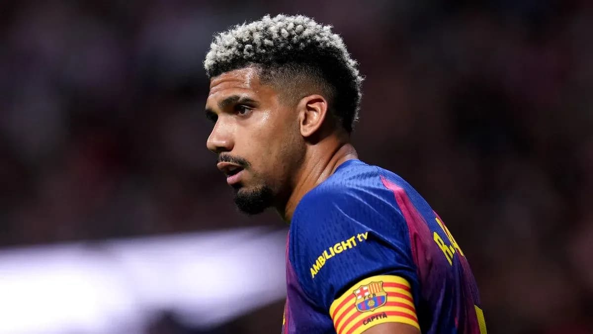Jugador de Barcelona con camiseta y brazalete