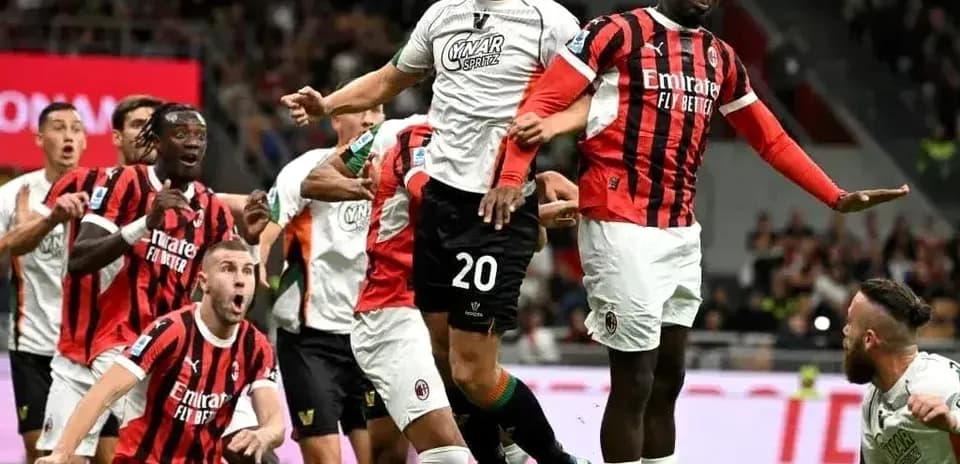 Jugadores de AC Milan y Venezia en acción