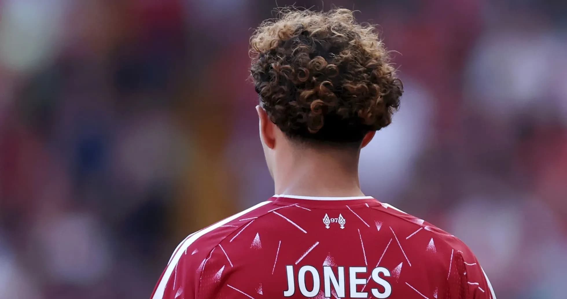 Jugador con camiseta roja y nombre JONES visible