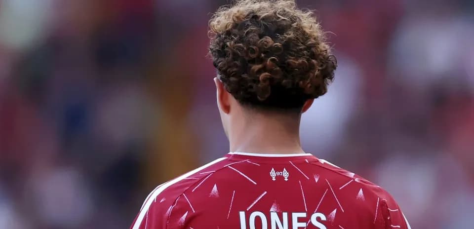 Jugador con camiseta roja y nombre JONES visible