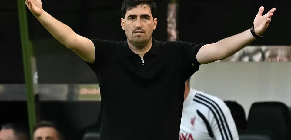 Entrenador dirigiendo instrucciones desde la línea de banda