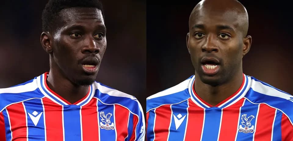 Dos jugadores de Crystal Palace en uniforme durante partido