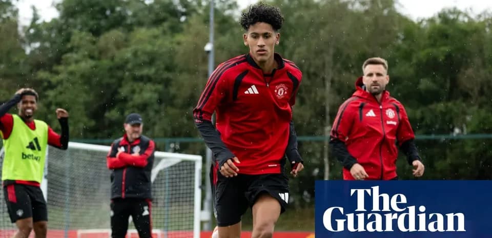 Jugador entrenando en el campo con compañeros de equipo