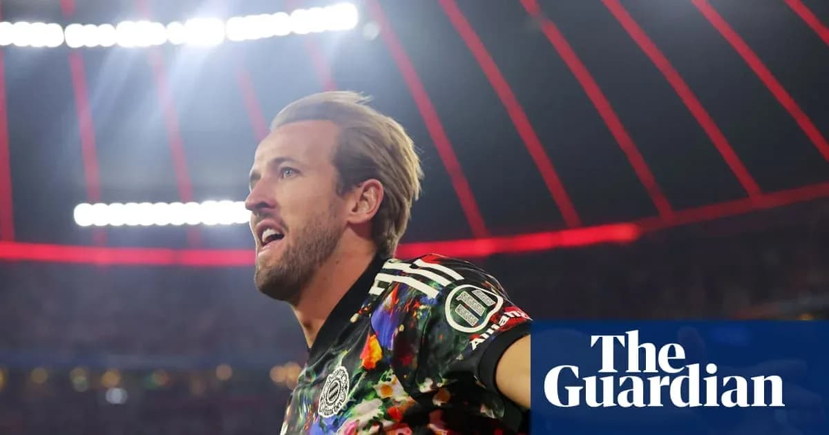 Jugador celebrando con camiseta colorida en estadio