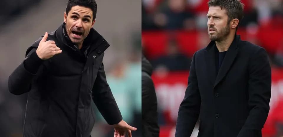 Entrenadores dirigiendo a sus equipos en el partido