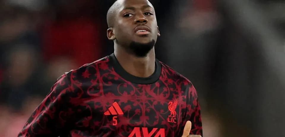 Jugador de Liverpool en calentamiento antes del partido