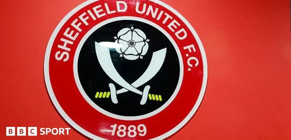 Escudo de Sheffield United F.C. en fondo rojo