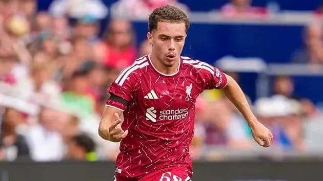 Jugador de Liverpool corriendo con el balón