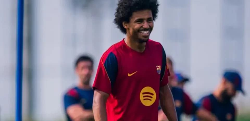 Jugador de Barça sonriendo durante sesión de entrenamiento