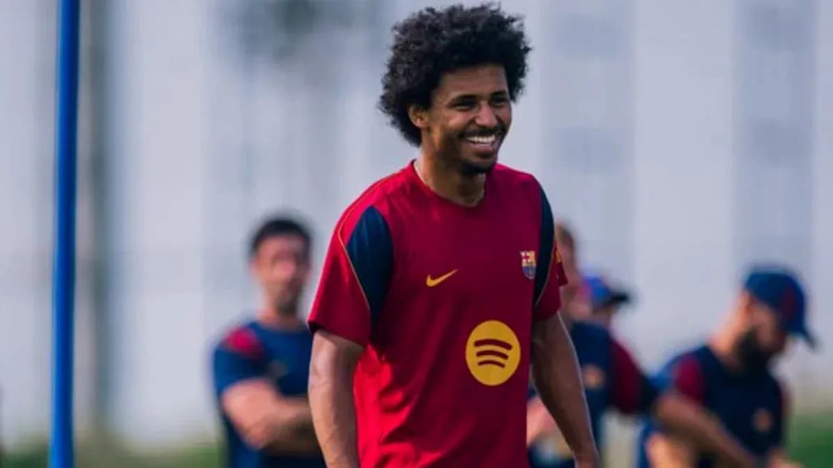 Jugador de Barça sonriendo durante sesión de entrenamiento