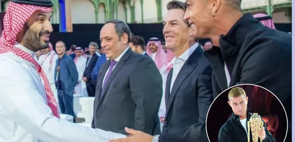 Cristiano Ronaldo saludando a un funcionario en evento