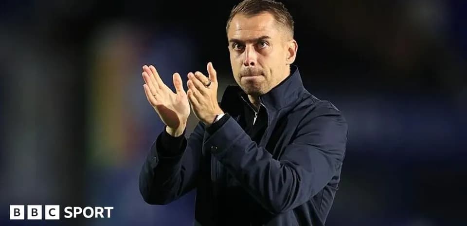 Entrenador aplaudiendo durante un partido de fútbol