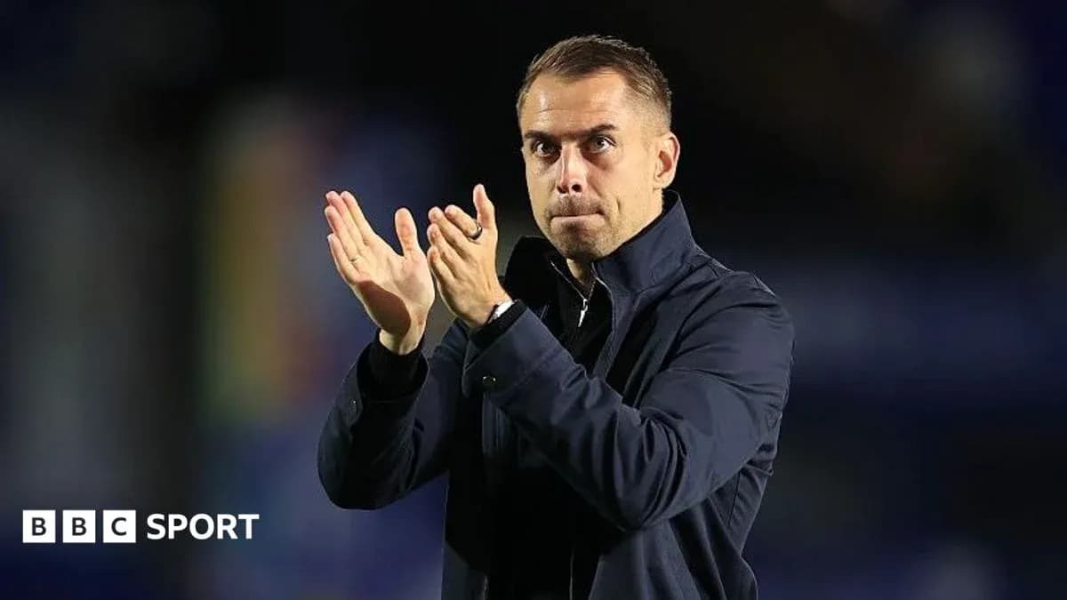 Entrenador aplaudiendo durante un partido de fútbol