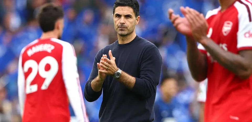 Entrenador de Arsenal aplaudiendo tras el partido