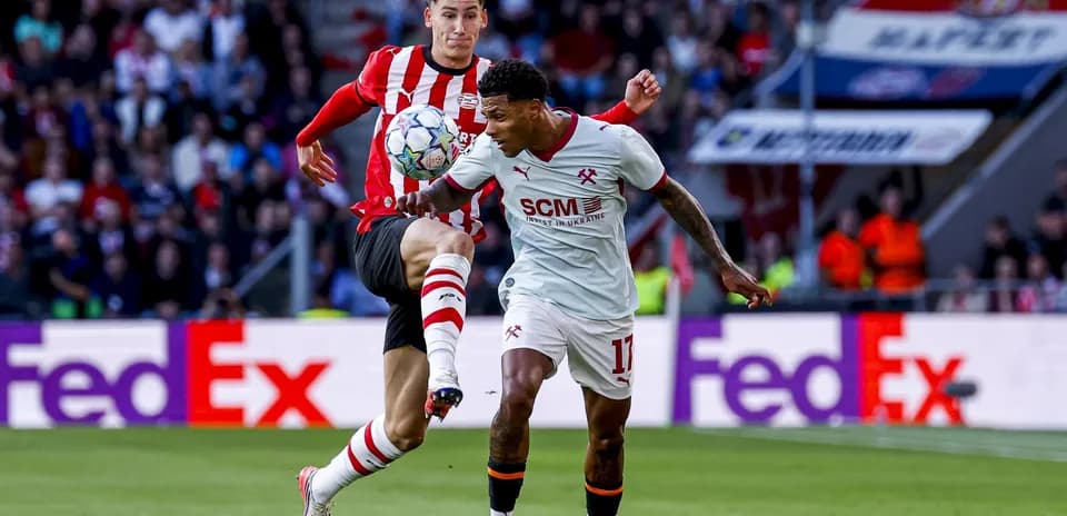 Jugador de PSV interceptando el balón en el partido